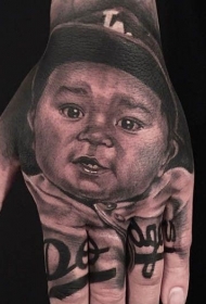 手背写实自然的黑色小宝贝肖像纹身图案