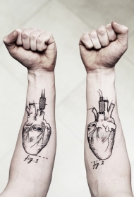 手臂黑色线条心脏纹身图案