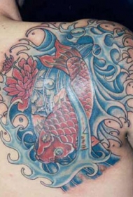 背部波浪和锦鲤鱼莲花纹身图案