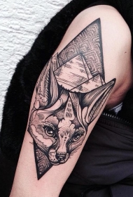 大臂雕刻风格黑色狐狸头与金字塔纹身图案