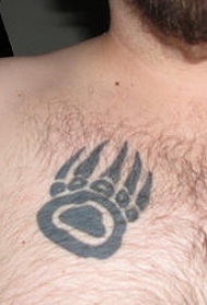 胸部熊爪印纹身图案