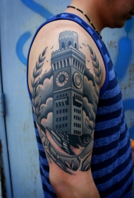 大臂古老的建筑与时钟和小鸟纹身图案