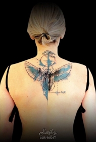 女生背部有翅膀抽象纹身图案