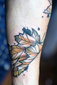 简单设计的彩色小枫叶手臂纹身图案