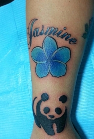 蓝色的花朵和黑白熊猫手臂纹身图案