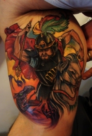 大臂内侧彩色的亚洲武士与龙纹身图案