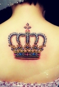 背部非常漂亮的珠宝皇冠彩绘纹身图案