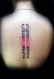背部黑色和红色部落装饰纹身图案