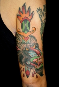 手臂可怕的彩色狒狒头和匕首纹身图案