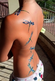 女生背部创意的彩色蜻蜓纹身图案
