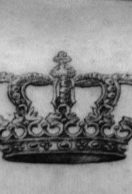 背部漂亮的皇冠纹身图案