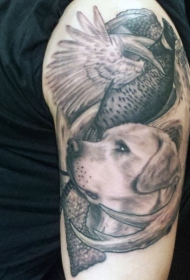 手臂写实风格猎人狗与小鸟和鹿角纹身图案