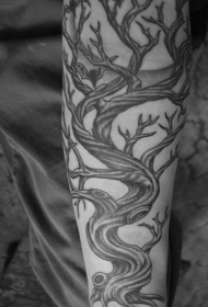 手臂黑色弯曲的大树纹身图案