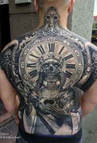 背部黑灰的怪物与时钟和骷髅纹身图案