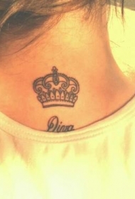 女生背部漂亮的皇冠纹身图案