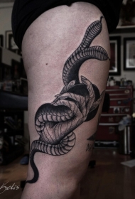 old school大腿雕刻风格黑色蛇与人的手纹身图案