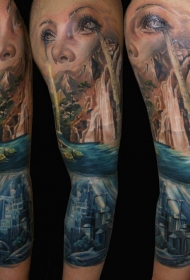 手臂壮观的彩色瀑布与水下城市和女人纹身图案