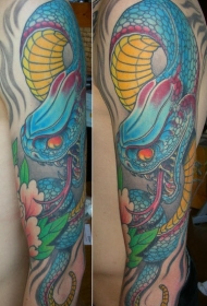 手臂蓝色亚洲风格蛇纹身图案