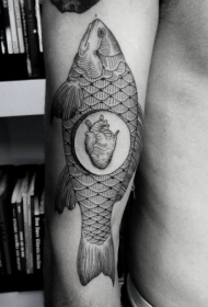 手臂惊人的黑白大鱼与心脏纹身图案