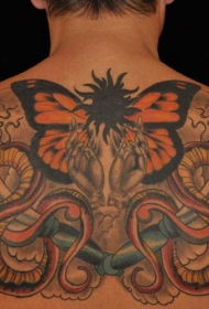 背部蛇和蝴蝶手纹身图案