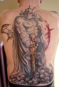 背部幻想风格色血腥的恶魔战士纹身图案