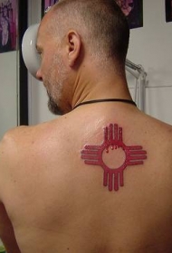 背部红色的部落印度符号纹身图案
