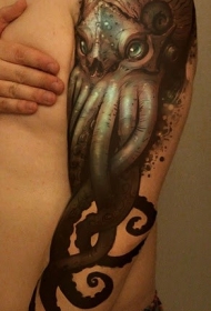 手臂超级逼真的怪物章鱼纹身图案