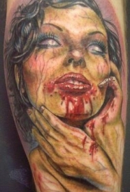 令人毛骨悚然的血腥女性手臂纹身图案