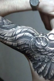 背部和手臂黑白羽毛翅膀纹身图案