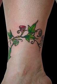 脚踝上美丽的花朵藤蔓纹身图案