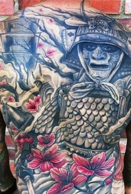 背部惊人的亚洲武士与老房子和鲜花纹身图案