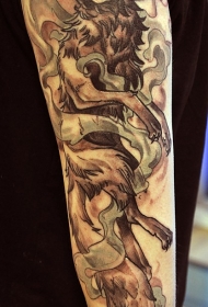 手臂怪异的狼和烟雾纹身图案