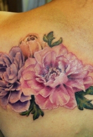 背部美丽的彩色写实花朵纹身图案