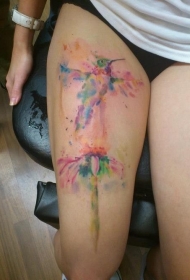大腿漂亮的水彩花朵小鸟纹身图案
