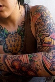 女生手臂彩色的艺术纹身图案