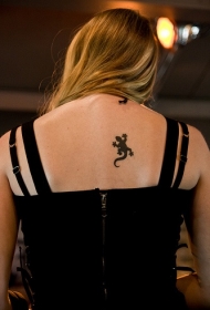 女生背部黑色的小蜥蜴纹身图案