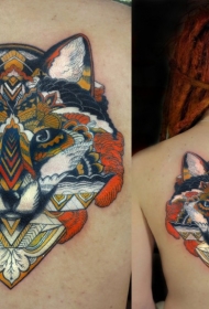 背部神秘彩绘的狐狸与装饰纹身图案