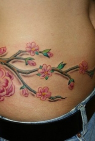 腰部美丽的花朵粉色纹身图案