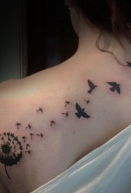女生背部蒲公英和鸟唯美纹身图案