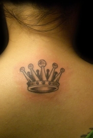 女孩背部小皇冠纹身图案