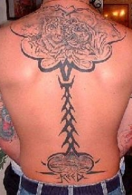 背部老虎与部落花纹纹身图案