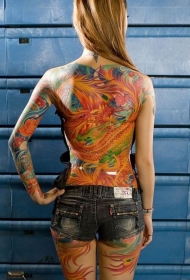 女生背部日本凤凰彩色纹身图案