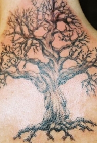 背部黑色的大树个性纹身图案