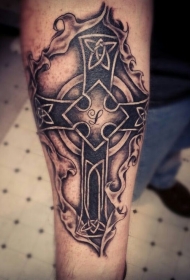 手臂黑色的十字架与字母纹身图案