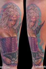 手臂彩色的诱惑女人与猫纹身图案