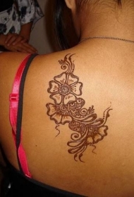 背部优雅的黑色花卉纹身图案