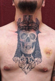 男性颈部和胸部中世纪盔甲骷髅王纹身图案