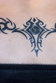 背部黑色部落藤蔓符号纹身图案