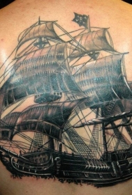 背部一只海盗帆船纹身图案