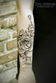 手臂黑白线条玫瑰花纹身图案